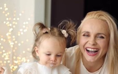 Лілія Ребрик насмішила, як однорічна донечка в її туфлях на підборах прибирає будинок