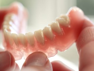 Вчені знайшли спосіб вирощувати зуби прямо у роті