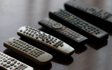 Навіщо радянські люди загортали пульти в целофан: чому це не лише не практично, але й небезпечно