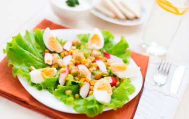 Необычная подача Оливье и Крабового салата к праздничному столу