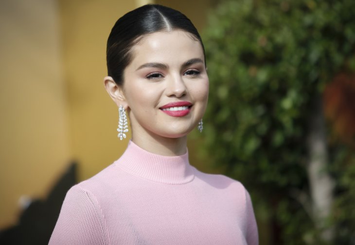 Селена Гомес сравнила фото в купальнике с разницей в 10 лет и высказалась о своем лишнем весе