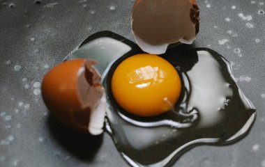 Чи можна їсти яйце з червоною цяткою: що кажуть експерти