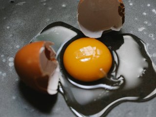 Чи можна їсти яйце з червоною цяткою: що кажуть експерти