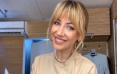 35-летняя Никитюк засветила ноги в мини-юбке на улице в Киеве 