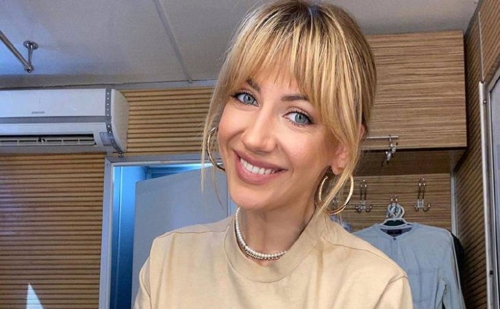 35-летняя Никитюк засветила ноги в мини-юбке на улице в Киеве 