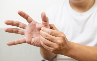 Невролог розповів, чому німіють пальці рук