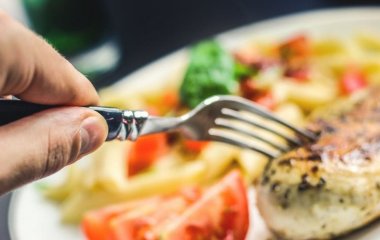 Дієтолог: наїдатися на ніч можна не боячись погладшати