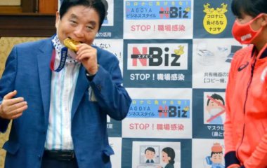 Олимпийской чемпионке из Японии заменят золотую медаль, которую попробовал на зуб мэр города