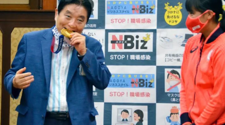 Олимпийской чемпионке из Японии заменят золотую медаль, которую попробовал на зуб мэр города