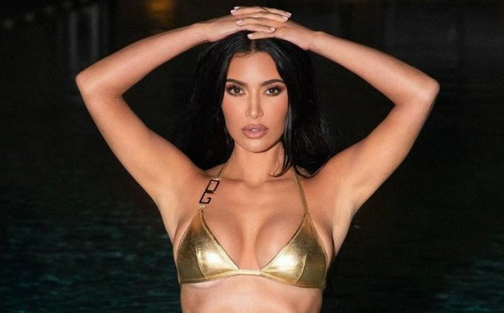 Пышнотелая Ким Кардашьян в блестящем бикини покаталась на велосипеде