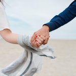 Медики назвали опасное заболевание, которое передается при обычном рукопожатии