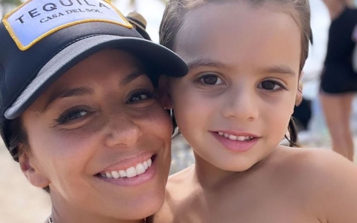 Ева Лонгория в белом бикини прогулялась по пляжу вместе с подросшим сыном