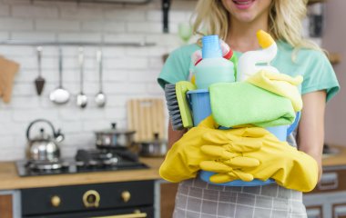 5 действенных способов, которые помогут отмыть кухонные шкафы от жира и грязи