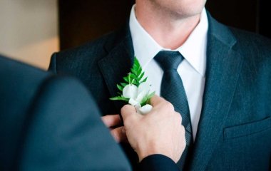 Сыгравший гей-свадьбу российский ведущий устроил истерику ради убежища в США