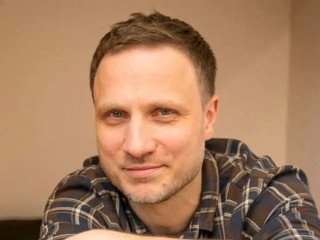 Відомий український актор вдруге став батьком та показав новонародженого сина
