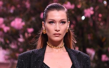 Белла Хадид блистала в алом мини
