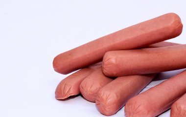 Експерти дали чітку відповідь, чи потрібно мити сосиски перед приготуванням