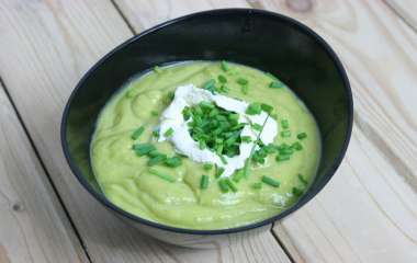 Холодный крем-суп с кусочками авокадо