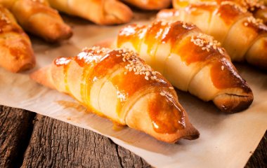 Как приготовить творожные рогалики со сливовым джемом