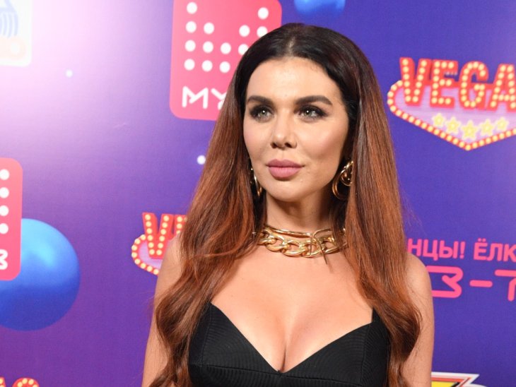 После многочисленных окрашиваний волосы Анны Седоковой превратились в паклю