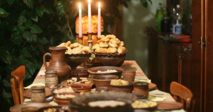 Чому під скатертиною ховають сіно, а за столом залишають вільне місце: традиції на Різдво в Україні