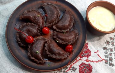 Шоколадные вареники с вишнями: необычное и одновременно легкое блюдо