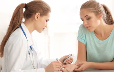 Лікар попередив про серйозні наслідки носіння сирого взуття у холоди