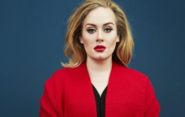 В брюках-палаццо и свитшоте: Адель представила актуальный образ на прогулке в Лос-Анджелесе 