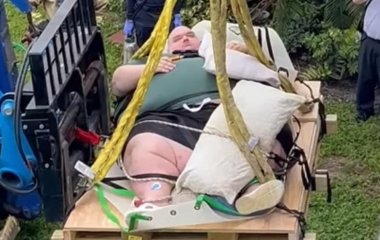 270-кілограмовий чоловік не зміг сам вийти з квартири: рятувальники влаштували спецоперацію (фото)