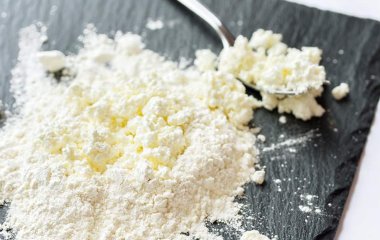Дієтолог перерахувала корисні властивості сиру