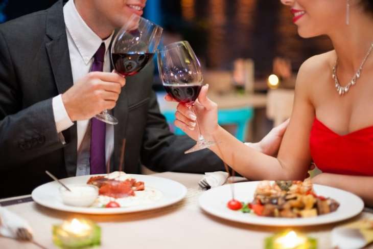 Первое свидание в ресторане: что может рассказать о мужчине его поведение за столом