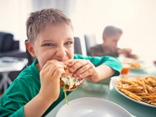 Медики установили, чем чревато детское ожирение