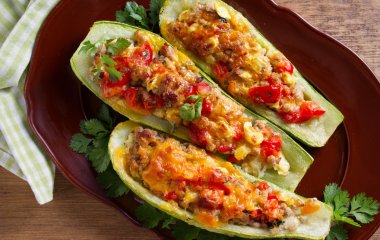 Кабачки, фаршированные сухарями и оливками