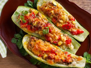Кабачки, фаршированные сухарями и оливками