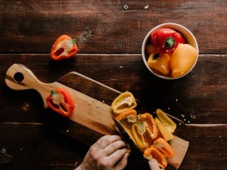 Як правильно доглядати за кухонними дошками