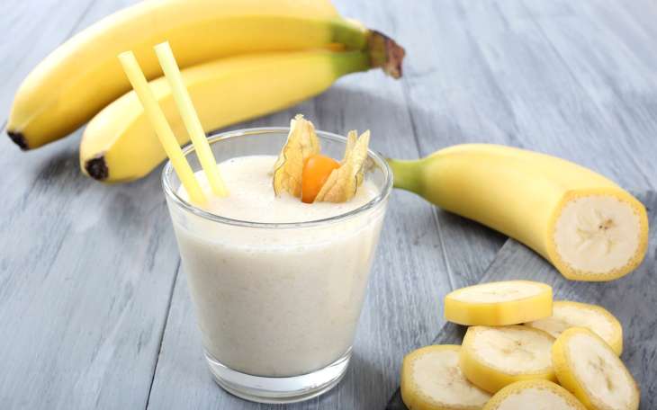 Освежает и насыщает: готовим молочный коктейль с бананом по быстрому рецепту