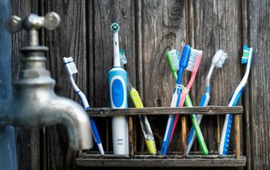 Про це важливо пам'ятати: як часто потрібно змінювати зубну щітку — звичайну, електричну