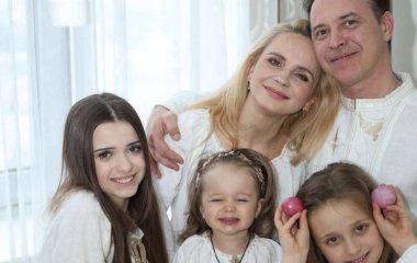 Лілія Ребрик у Великдень наробила атмосферних фото з чоловіком і трьома доньками і показала, як святкує