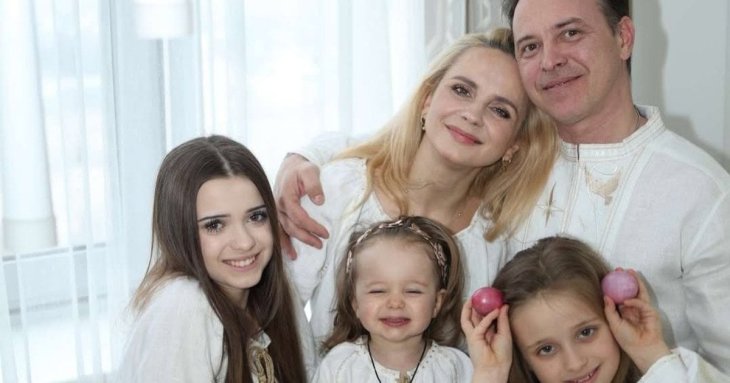 Лілія Ребрик у Великдень наробила атмосферних фото з чоловіком і трьома доньками і показала, як святкує
