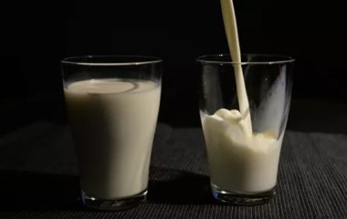 Лікар розповіла, кому не можна пити молоко та кефір