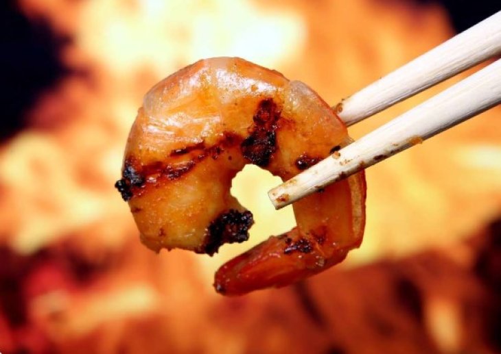 Экзотический летний шашлык: рецепт креветок на мангале