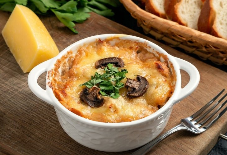 Классика на новый манер: готовим жульен с ветчиной и овощами