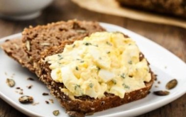 Закуска и салат в одном: готовим интересное блюдо из яиц и огурцов