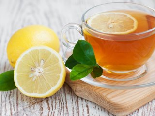 Сбивают жар и ускоряют выздоровление: три напитка, которые следует пить при простуде