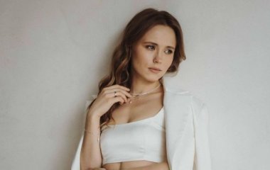 Анна Кошмал в нежном платье очаровала фанов своей женственностью