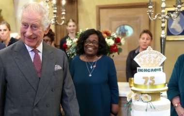 Королю Чарльзу III преподнесли роскошный торт на 75-летие (фото)
