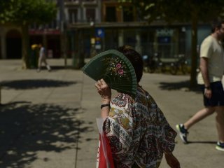Як правильно пити воду в спеку: продукти та напої, які рятують від зневоднення організму