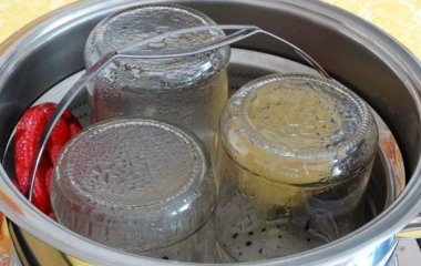 Які найшвидші способи стерилізації банок без духовки та кип’ятіння: корисні лайфгаки