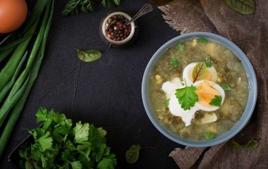 Весенний зеленый борщ со щавелем и яйцами: рецепт воспоминания с детства