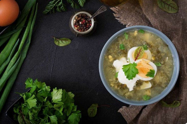 Весенний зеленый борщ со щавелем и яйцами: рецепт воспоминания с детства